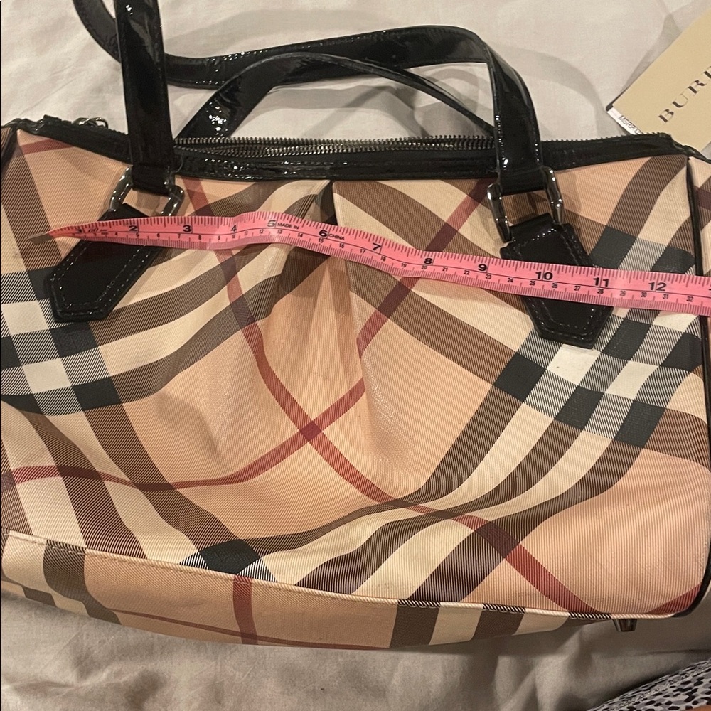 Burberry Checkered Tote in Tan and Black- NOVA MEDIUM TOTE & sunglasses combo
